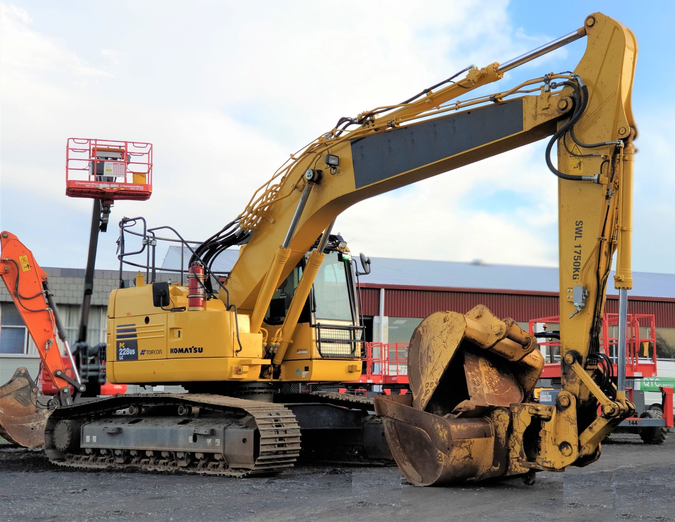 23T Komatsu PC228USLC-8 Excavator